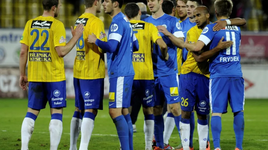 Hráči Teplic a Liberce se zdraví po zápase