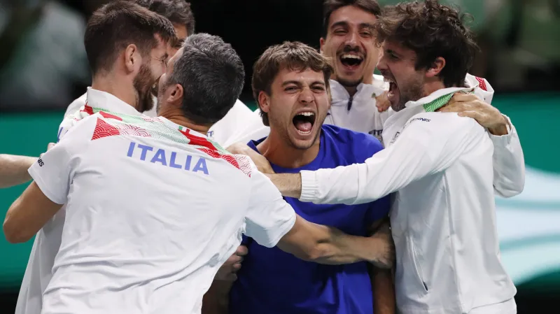 Závěrečný gem finále Davis Cupu a italské oslavy zisku salátové mísy