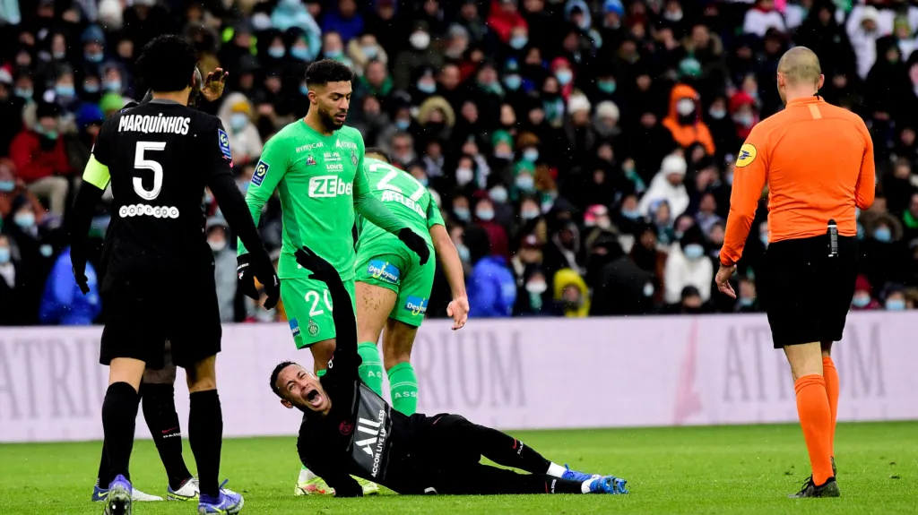 Neymar z PSG si žádá ošetření v utkání proti Saint-Étienne