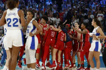 Radost amerických basketbalistek po zisku osmé zlaté medaile v řadě
