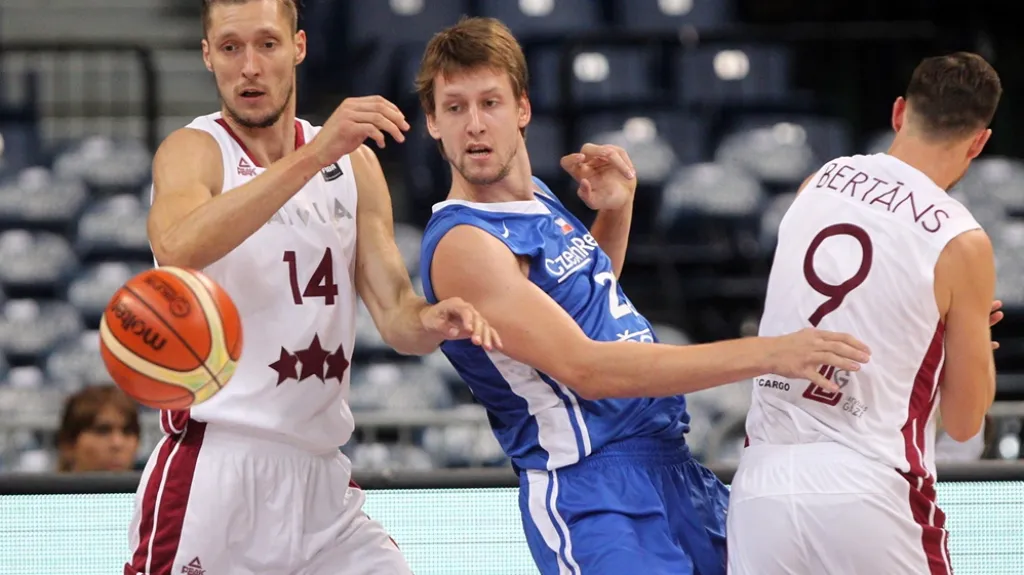 Jan Veselý v souboji s Lotyšskem