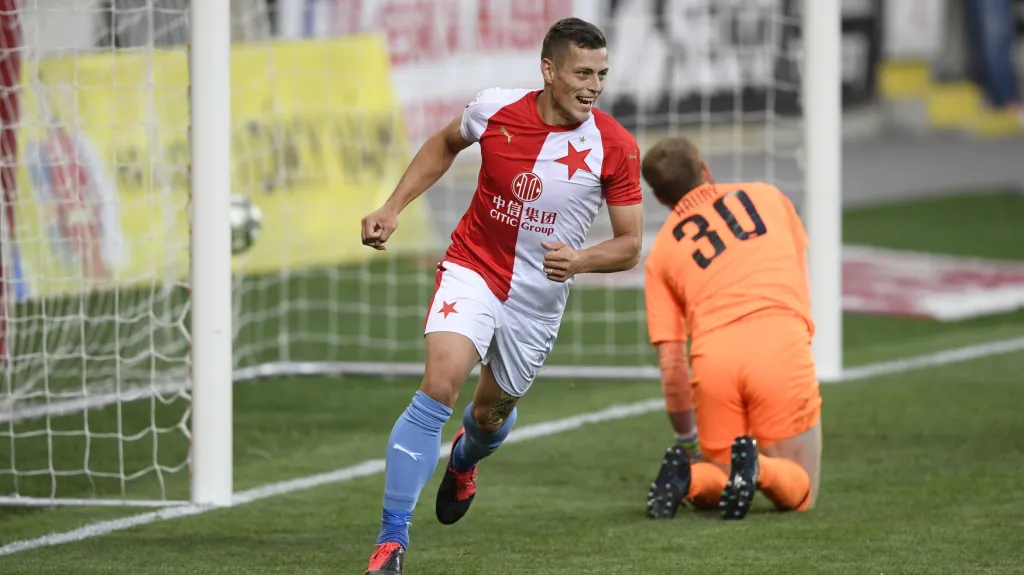 Tomáš Holeš ze Slavie právě překonal jabloneckého brankáře Vlastimila Hrubého
