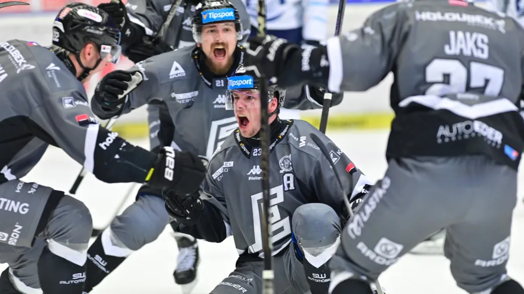 Vít Jiskra (uprostřed) slaví gól