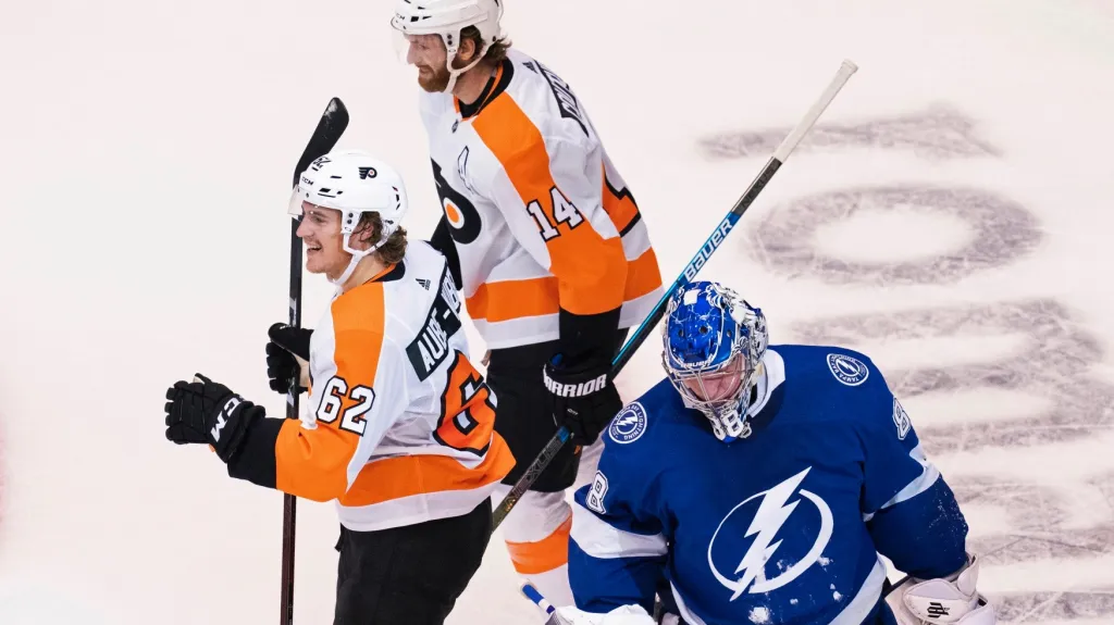 Hokejisté Philadelphie se radují v zápase proti Tampě Bay