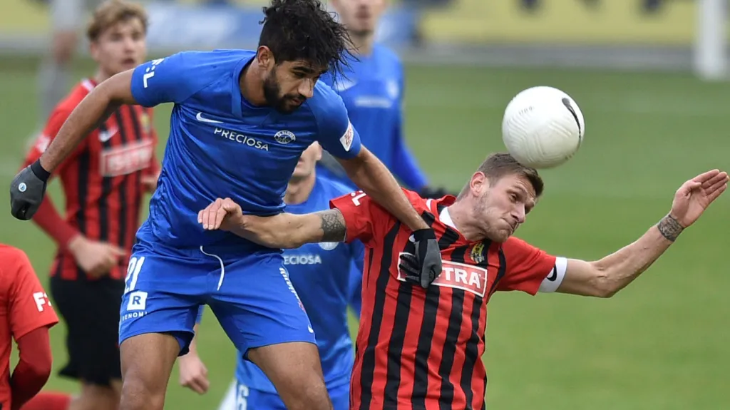 Jusúf Hilál z Liberce v souboji s Václavem Juřenou z Opavy