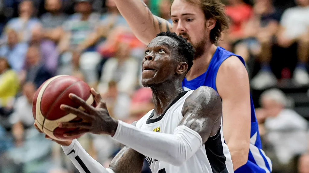 Německý basketbalista Dennis Schröder a bránící Ondřej Balvín 