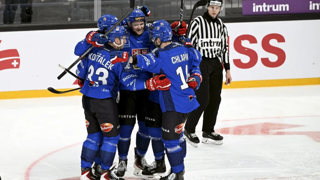 Čeští hokejisté v modré sadě dresů