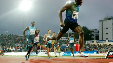 Usain Bolt v cíli dvoustovky v Oslu