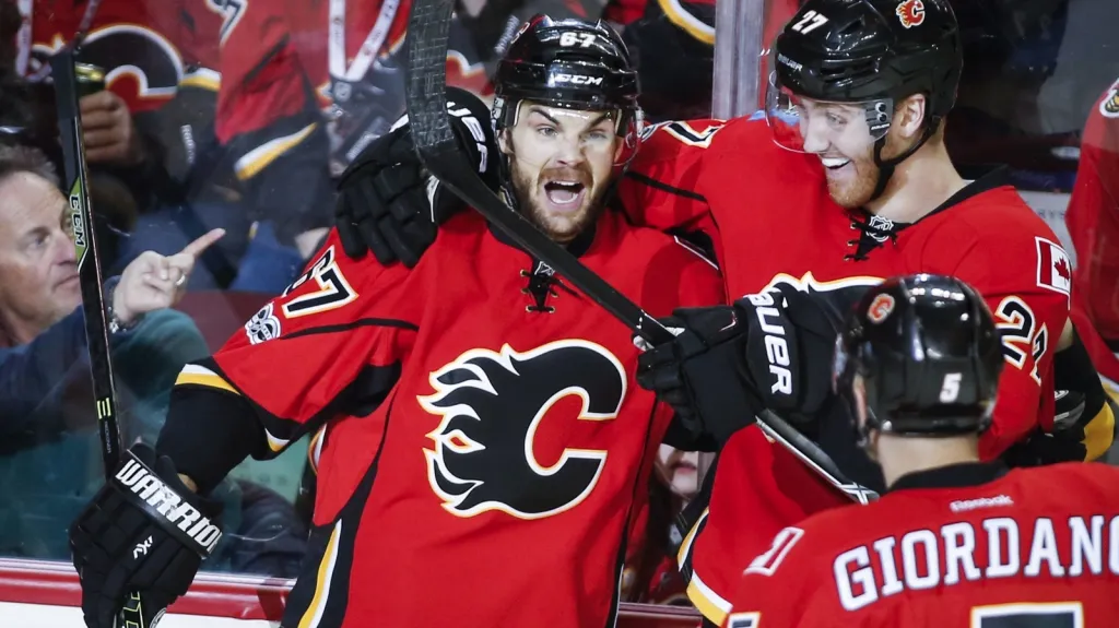 Michael Frolík se raduje z branky