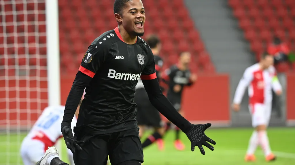 Leon Bailey z Leverkusenu oslavuje gól v síti Slavie