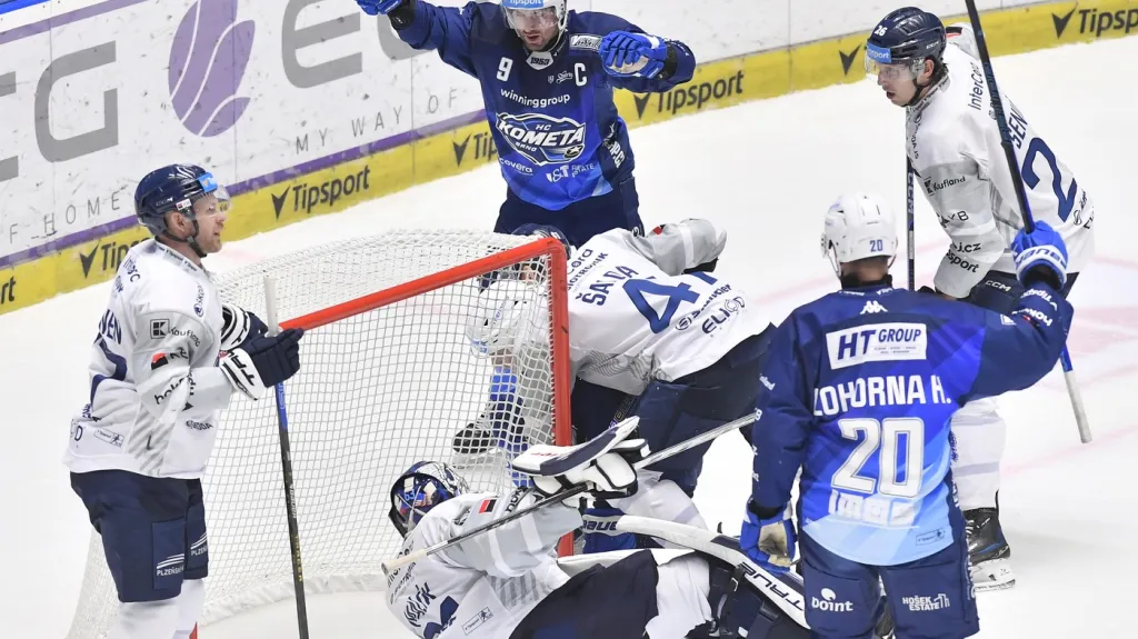 Radost hokejistů Komety v utkání s Plzní