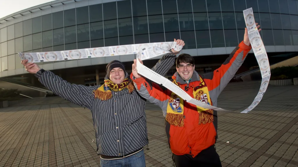 Jedni ze šťastnějších fanoušků, na něž se dostalo s lístky na MS