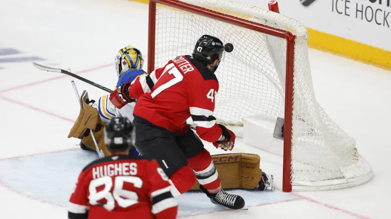 Paul Cotter z New Jersey překonává Devona Leviho z Buffala