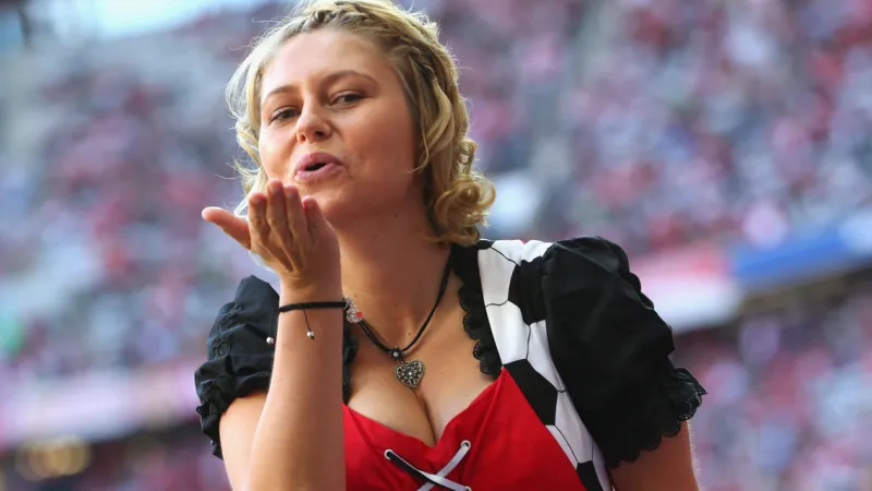 Fanynka Bayernu Mnichov v tradičním bavorském dirndlu