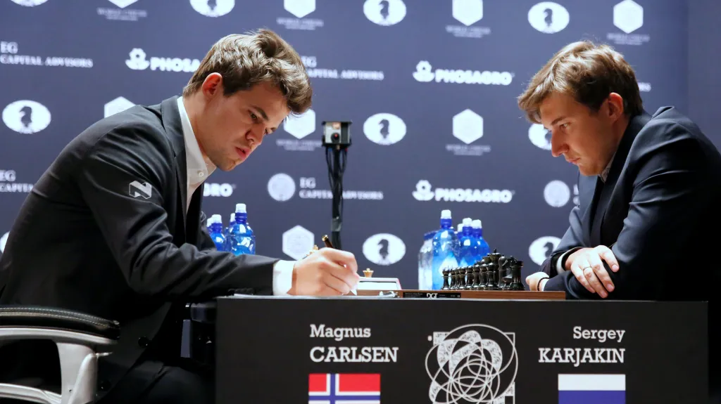 Carlsen bojuje s Karjakinem o titul světového šampiona