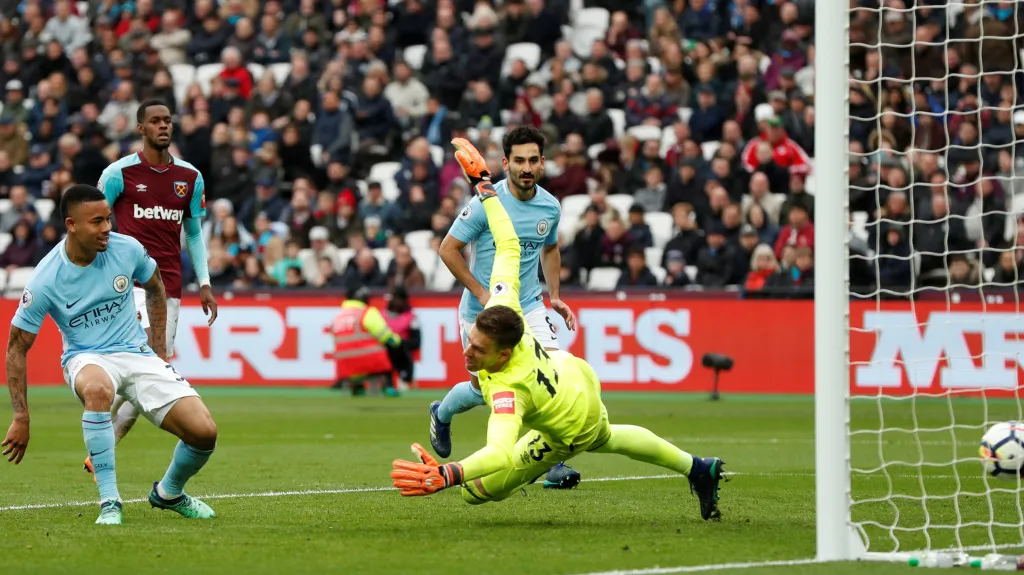 Gabriel Jesus střílí gól do sítě West Hamu United