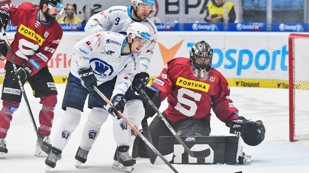 Brankář Sparty Jakub Kovář čelí šanci Plzně