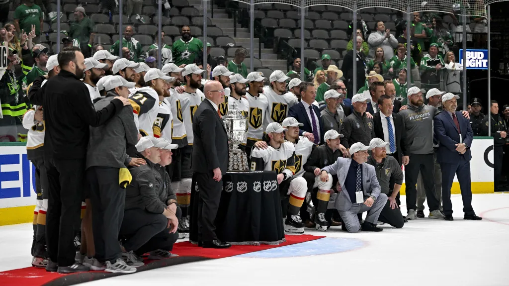 Hráči Vegas s pohárem pro vítěze Západní konference NHL