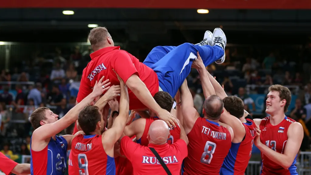 Rusové oslavují svého trenéra Aleknu