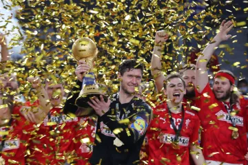 Dánové s trofejí pro světové šampiony v roce 2021