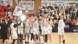 Radost basketbalistů Pardubic po srovnání finálové série na 3:3