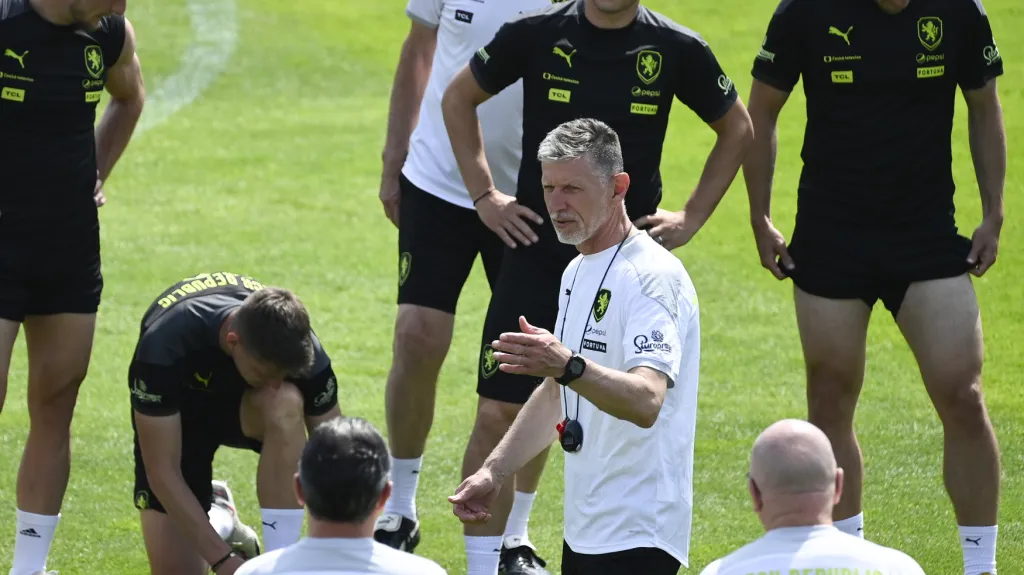 Jaroslav Šilhavý předává svěřencům pokyny