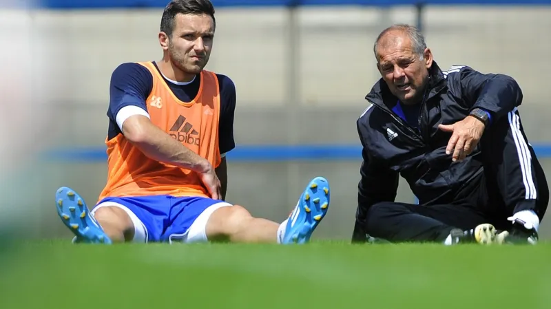 Haris Harba (vlevo) diskutuje na prvním tréninku s trenérem Petrem Radou