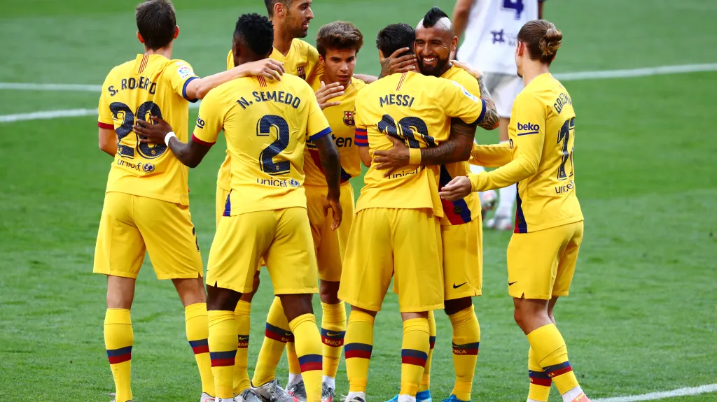 Fotbalisté Barcelony se radují z gólu ve Valladolidu