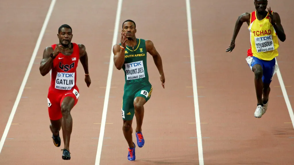 Justin Gatlin v rozběhu na 100 metrů na MS v Pekingu