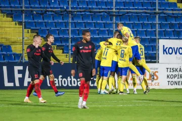 Fotbalisté Zlína se radují z gólu ve druhé lize