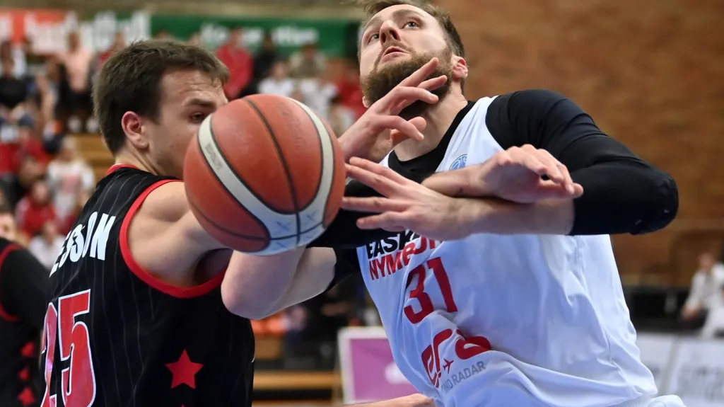 Zleva Hugo Besson z Varese a Martin Kříž z Nymburka