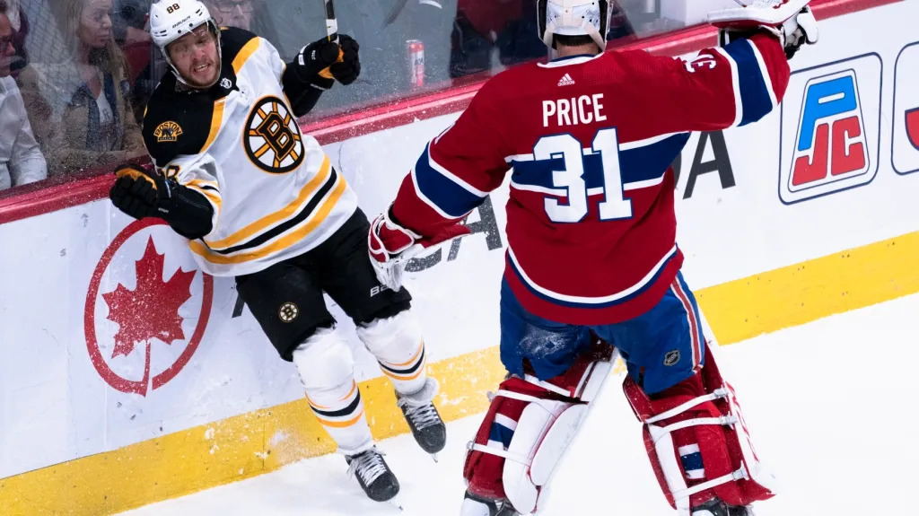 David Pastrňák z Bostonu (vlevo) v utkání s Montrealem