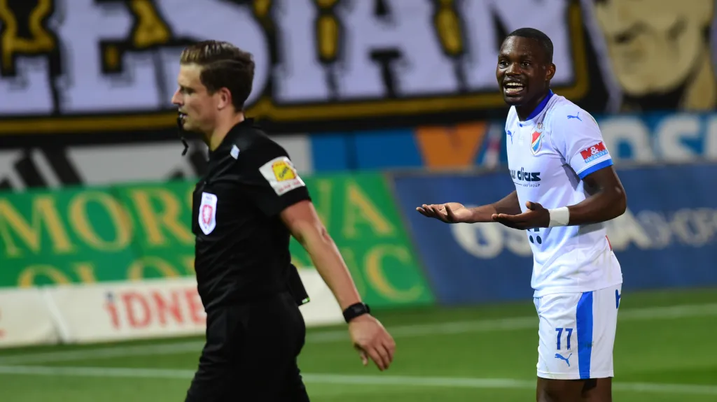 Rozhodčí Tomáš Klíma a Gigli Ndefe z Baníku Ostrava