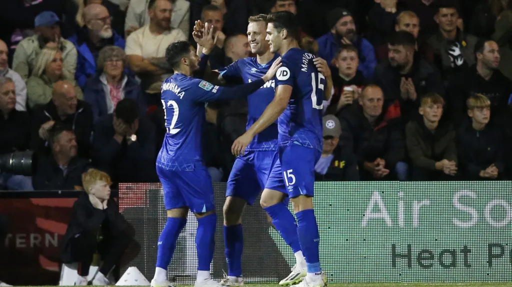 Tomáš Souček (uprostřed) po vstřeleném gólu v dresu West Hamu