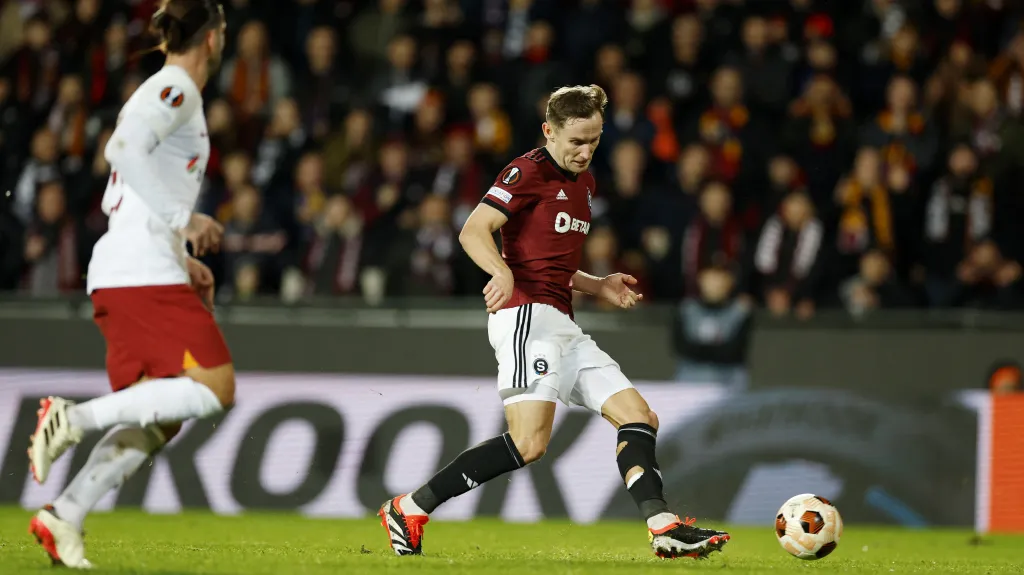 Jan Kuchta dává gól proti Galatasarayi