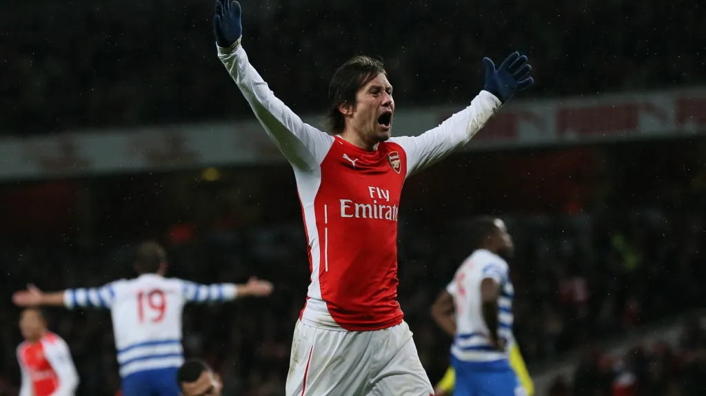 Tomáš Rosický z Arsenalu slaví gól v síti QPR