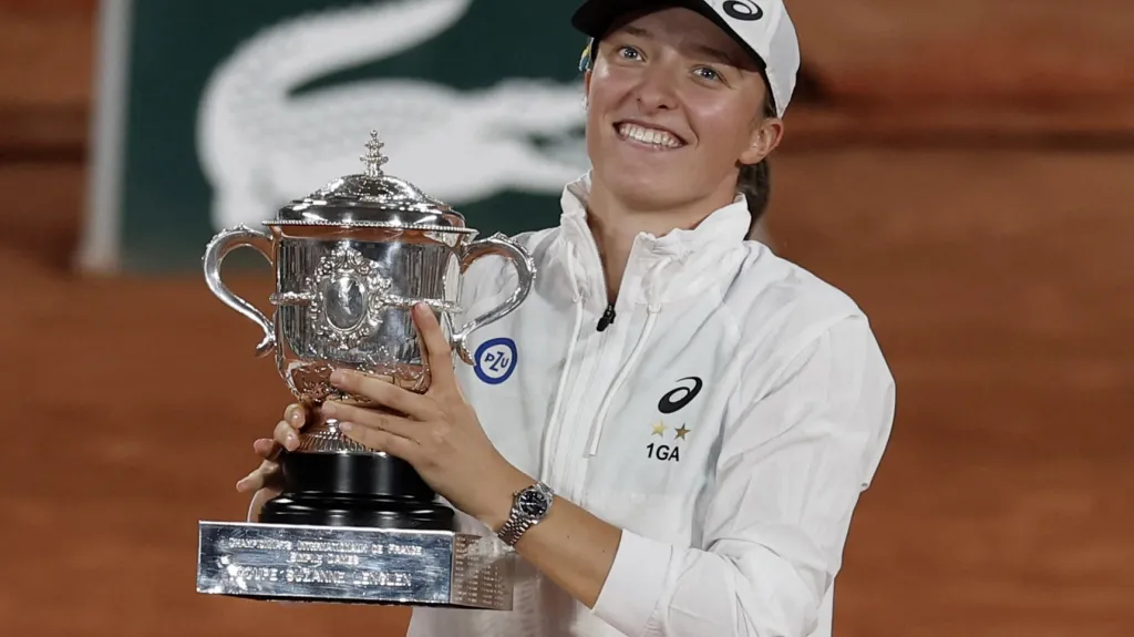 Iga Šwiateková s trofejí pro vítězku Roland Garros