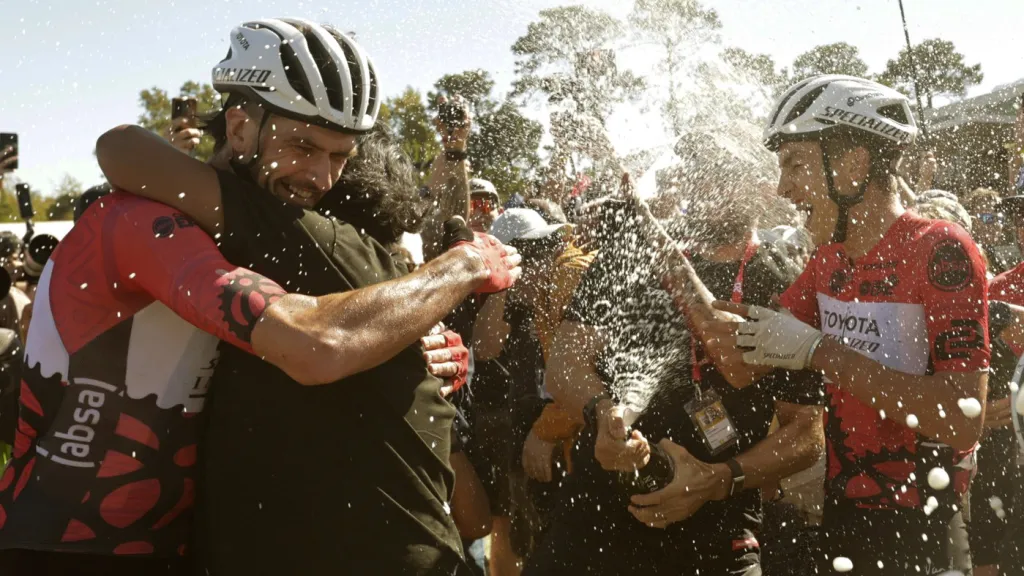Matthew Beers a Tristan Nortje slaví vítězství v Cape Epic