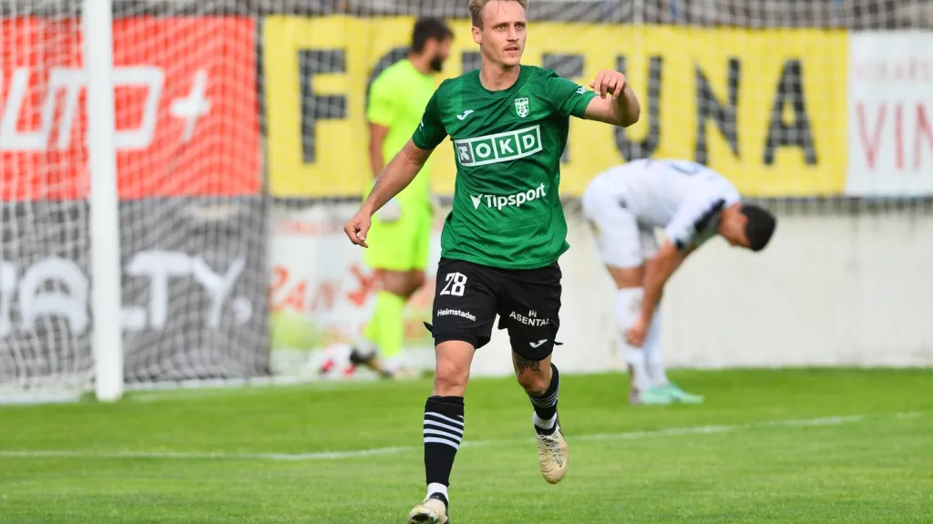Patrik Čavoš z Karviné se raduje z gólu v baráži