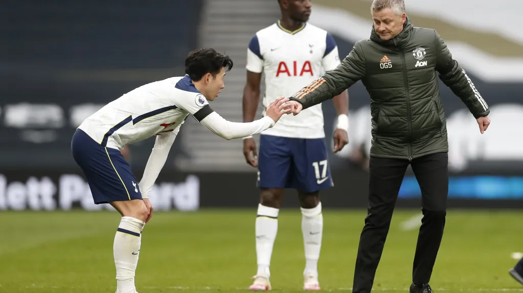 Son Hung-min z Tottenhamu si po utkání podává ruku s koučem Manchesteru United Olem Gunnarem Solskjaerem