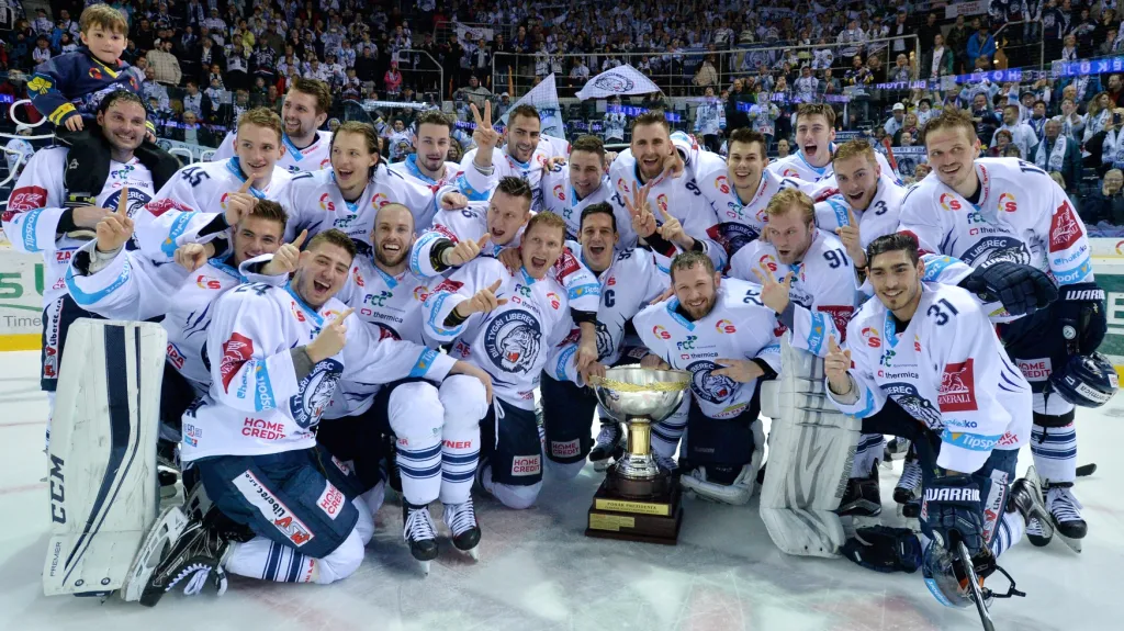 Bílí Tygři Liberec s Prezidentským pohárem pro vítěze základní části ELH