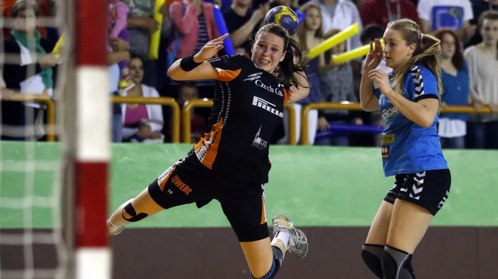 Mostecké házenkářky v utkání proti Samoboru