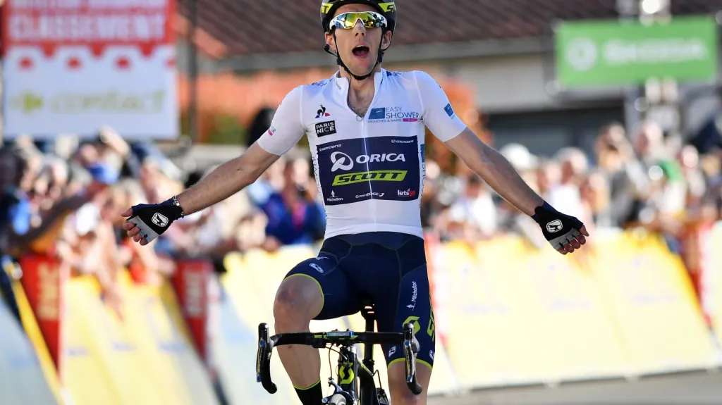 Simon Yates dojíždí do cíle 6. etapy závodu Paříž-Nice