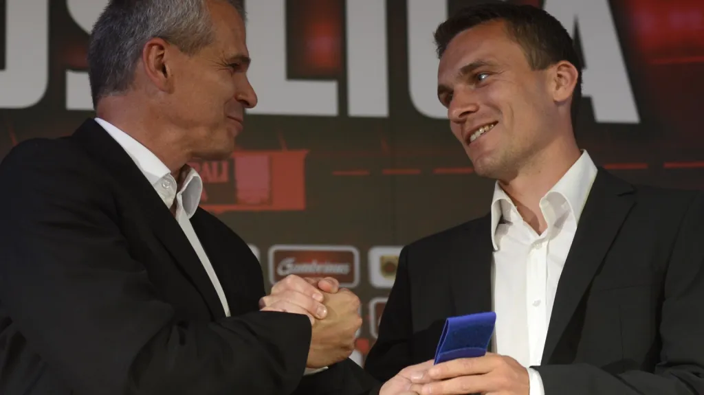 Vítězslav Lavička předává kapitánskou pásku Davidu Lafatovi