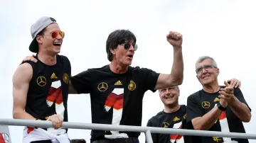 Julian Draxler a Joachim Löw po návratu z MS