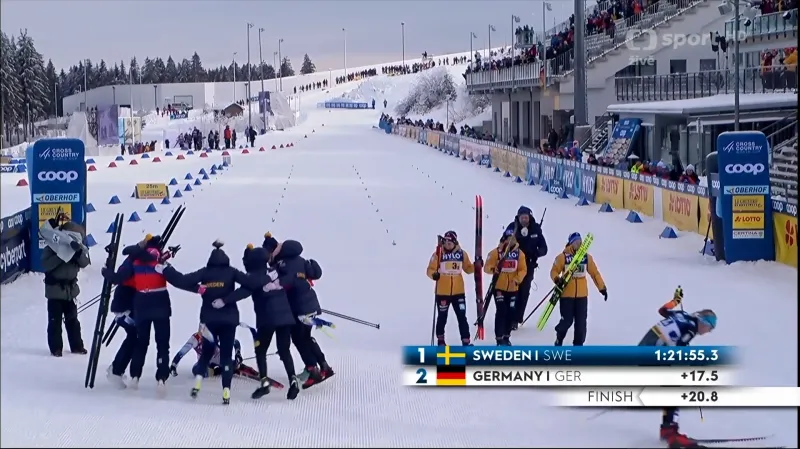 Závěr ženské štafety v Oberhofu