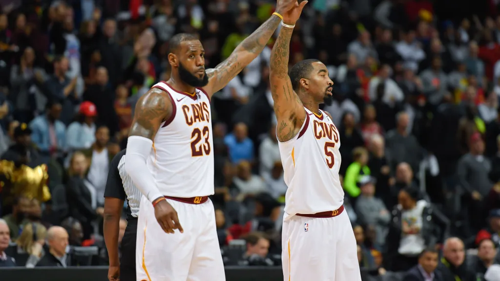 LeBron James (vlevo) slaví se spoluhráčem z Clevelandu J. R. Smithem