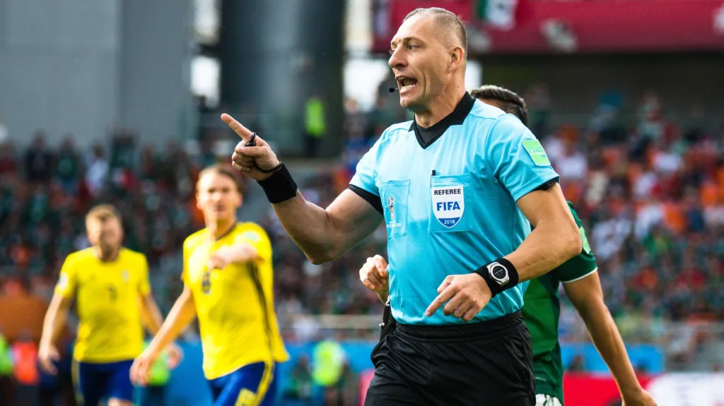 Rozhodčí Néstor Pitana v utkání Mexiko - Švédsko