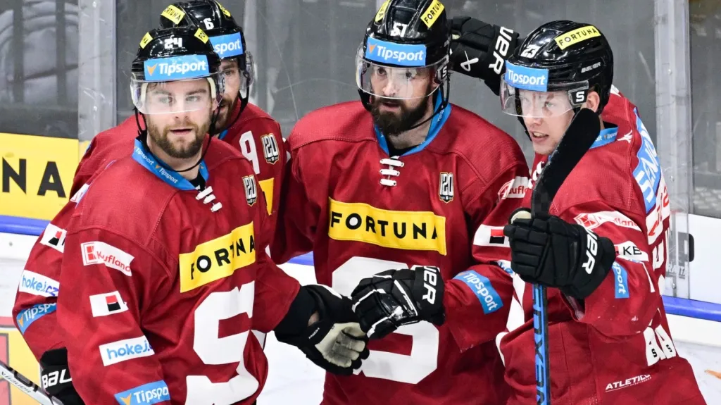 Roman Horák slaví gól se spoluhráči