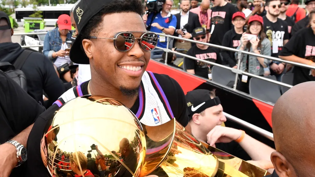 Kyle Lowry s trofejí pro vítěze NBA